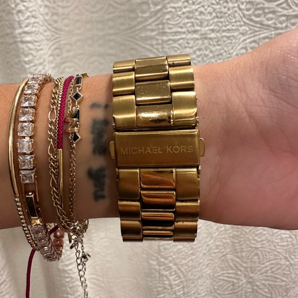 Michael Kors gold watch with oversized face.The face has an outline of the world - Picture 2 of 4